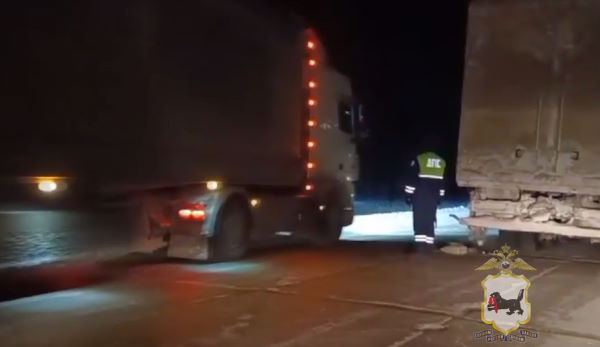 В Братске полицейские помогли водителю завести заглохший грузовик
