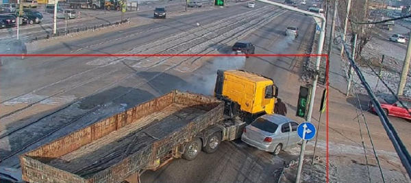 В Улан-Удэ столкнулись грузовик и легковушка