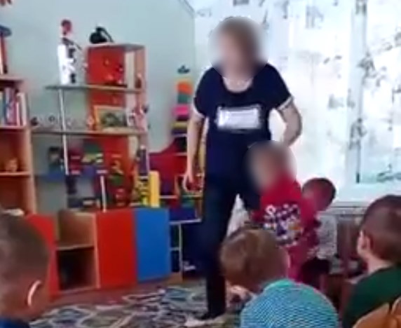 В Бурятии воспитательница таскала детей за шиворот 