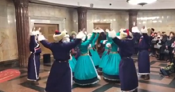 ВИДЕО: Артисты театра «Байкал» станцевали «под землёй»