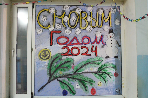 В Бурятии осуждённые по-новогоднему разрисовали окна