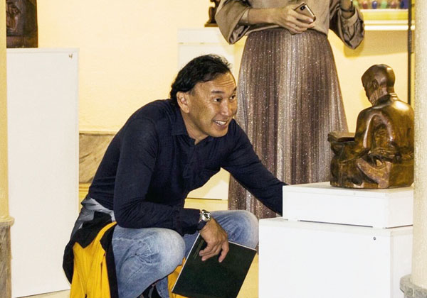 Даши Намдаков посетил в Улан-Удэ выставку своего учителя