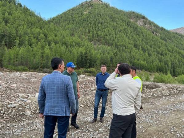 После схода селя дорогу в Бурятии завалило камнями