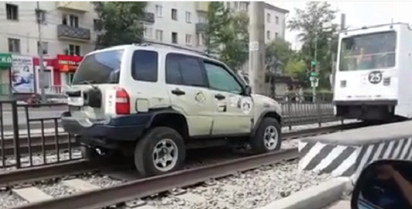В Улан-Удэ водитель объехал пробку на Терешковой по трамвайным путям