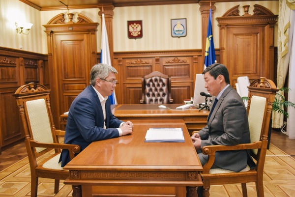 Алексей Цыденов встретился с претендентом на должность главы Заиграевского района 