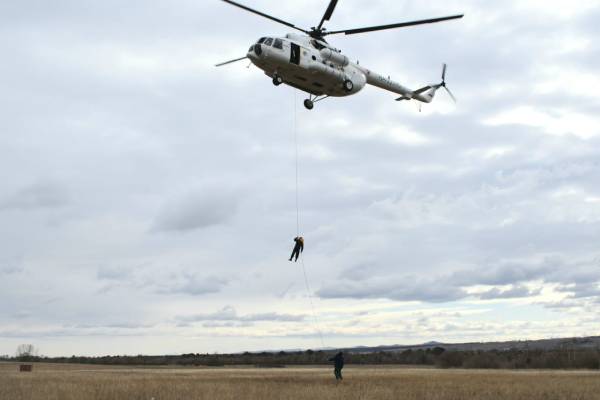 В Бурятии лесной спецназ учится десантироваться с вертолёта 