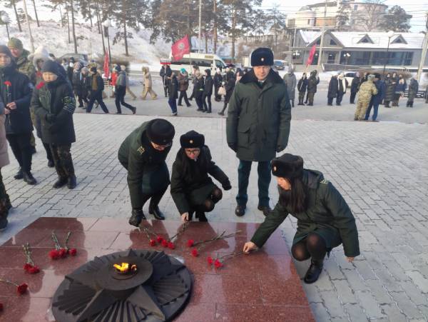В Улан-Удэ в преддверии Дня героев Отечества возложили цветы к Вечному огню