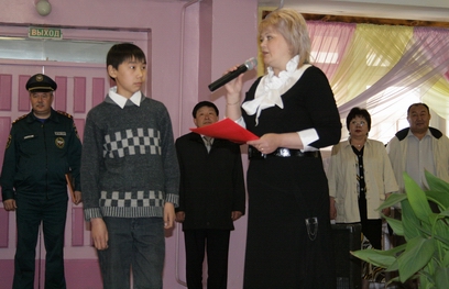 В Улан-Удэ девятикласснику Ивану Жамьянову, спасшему тонущую девочку, вручили подарки