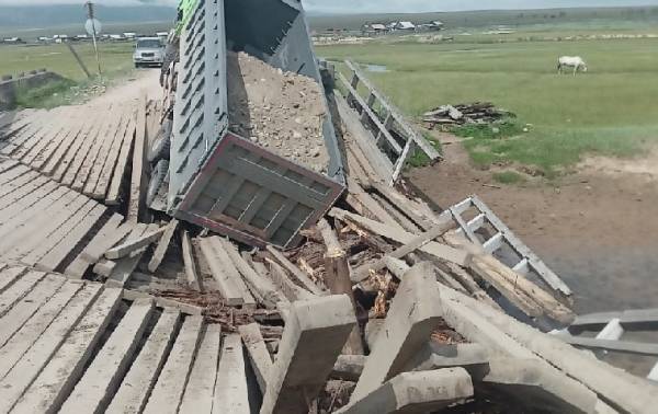 В Бурятии мост рухнул под тяжестью грузовика