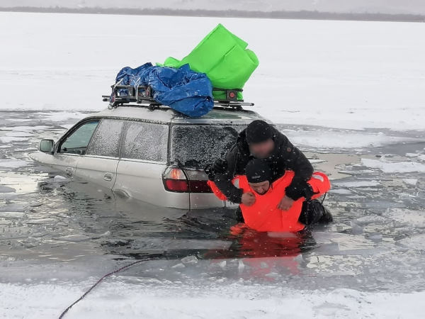 На Байкале автомобиль с тремя людьми провалился под лёд