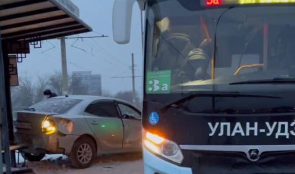 В Улан-Удэ «Тойота» врезалась в автобус на остановке 