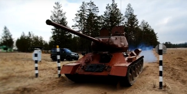 В Улан-Удэ восстановили стоявший на постаменте танк Т-34: видео
