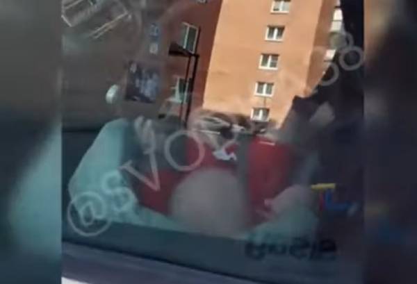 В Иркутске мать оставила младенца в машине в жару