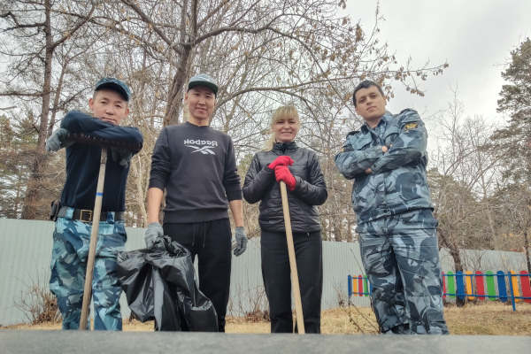 Сотрудники колонии убрались возле улан-удэнского детдома 