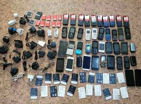В Иркутской области осуждённым пытались доставить 42 телефона
