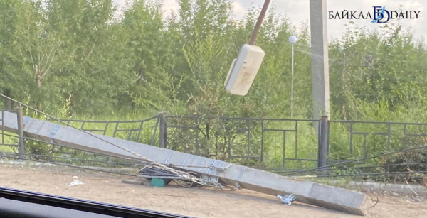В Улан-Удэ лихач сбил электроопору и сбежал