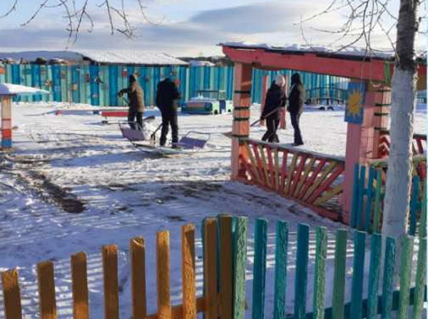 Школьники расчистили от снега детский сад в Бурятии