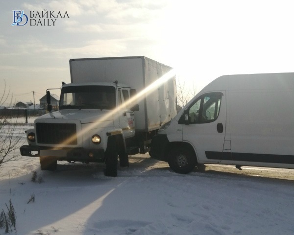 В Улан-Удэ на скользкой дороге столкнулись грузовик и микроавтобус