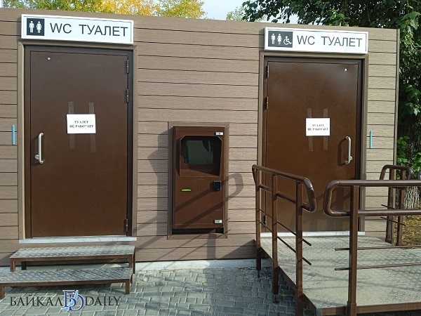 Неизвестный помочился на модульный туалет в центре Улан-Удэ