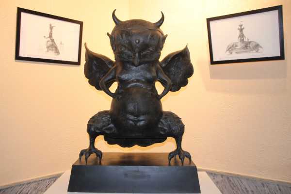 Даши Намдаков подарил свою скульптуру бурятскому музею  