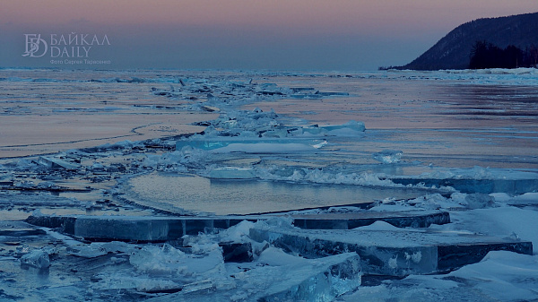 На Байкале в Бурятии под лёд провалился снегоход 