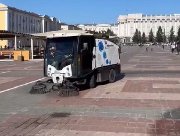 В Улан-Удэ взялись отмывать площадь Советов 