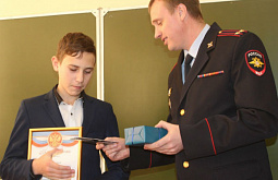 В Иркутске наградили школьника, спасшего девочку от насильника 