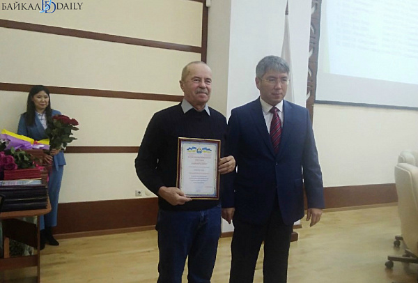 «Вы герои этого года»: Алексей Цыденов наградил строителей Бурятии