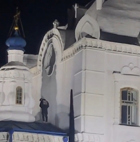 В Улан-Удэ задержали парней, забравшихся на крышу собора