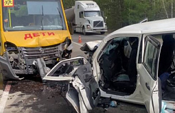 В Бурятии в столкновении «Тойоты» и автобуса погибли два человека 