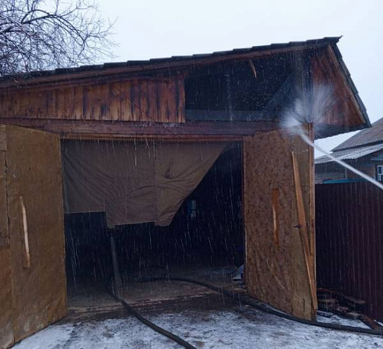 В Бурятии из горящего гаража спасли две машины 