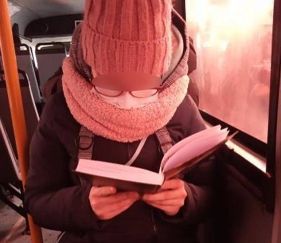 Улан-удэнцев удивила девочка, читающая книгу в маршрутке 