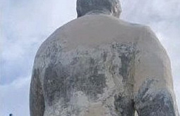В райцентре в Бурятии восстанавливают облезлый памятник Ленину
