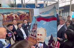 Глава Бурятии купил ковёр с изображением Путина