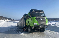 В Иркутской области две фуры частично провалились под лёд