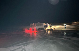 В Бурятии под лёд провалился грузовик с дровами 