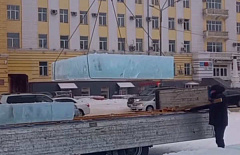 В Улан-Удэ доставляют лёд для новогоднего городка