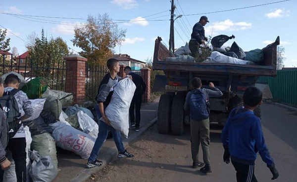 Улан-удэнский депутат помог вывезти мусор после субботника