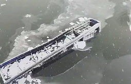 В Бурятии грузовик с углём съехал с моста в ледяную реку 