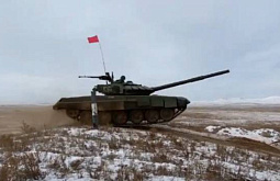 В Бурятии провели занятия по экстремальному вождению танков и БМП 