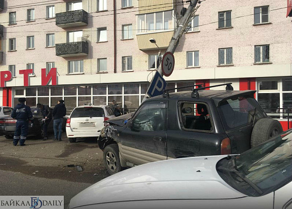 В Улан-Удэ после столкновения со «скорой» автомобиль снёс столб 
