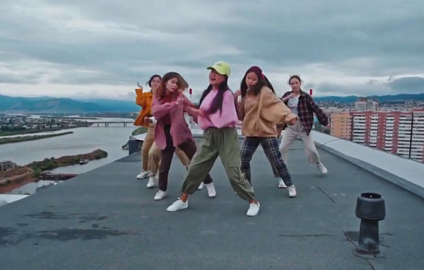 В Бурятии сняли клип с танцующими на крыше подростками 