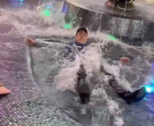 Улан-удэнский блогер прыгнул в фонтан торгового центра