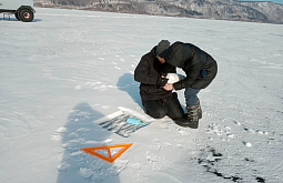 На юге Байкала учёные берут пробы снега для оценки загрязнения атмосферы