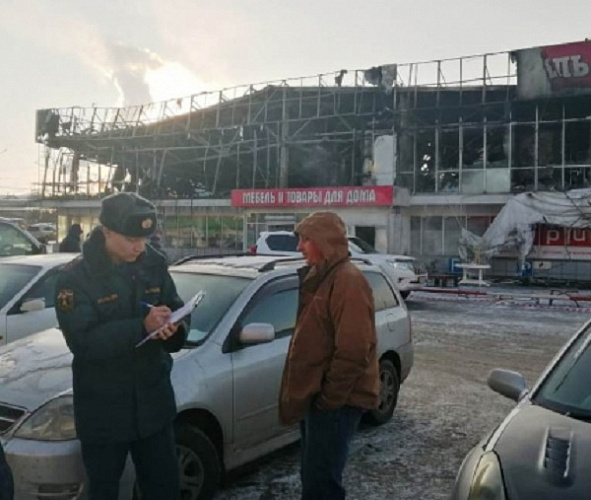 Названа предварительная причина пожара в мебельном магазине в Иркутске