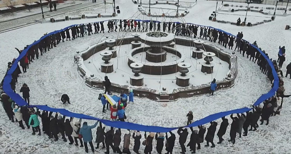 В Бурятии растянули 60-метровый синий круг: видео 