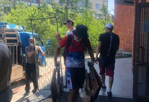 В Улан-Удэ спортсмены помогли в обустройстве ковидного госпиталя 