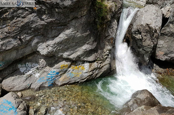 Скалы у водопада в Аршане очистят от вандальных надписей 