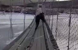 В Забайкалье жители ползком перебираются через оборвавшийся мост 