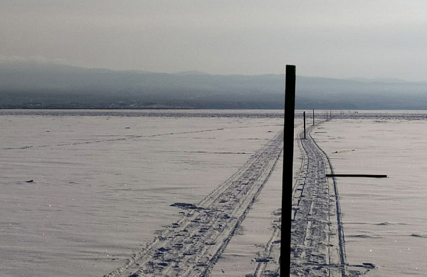 На озере Гусиное в Бурятии оградили полынью 